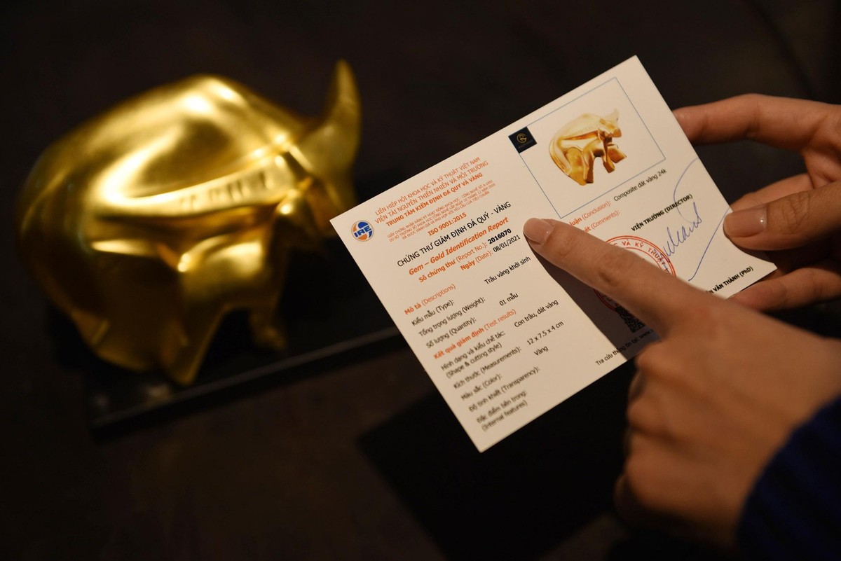 Mỗi tượng thành phẩm có giá lên tới cả chục triệu đồng. Tượng bán ra có kèm chứng thư kiểm định chất lượng Vàng 24K.