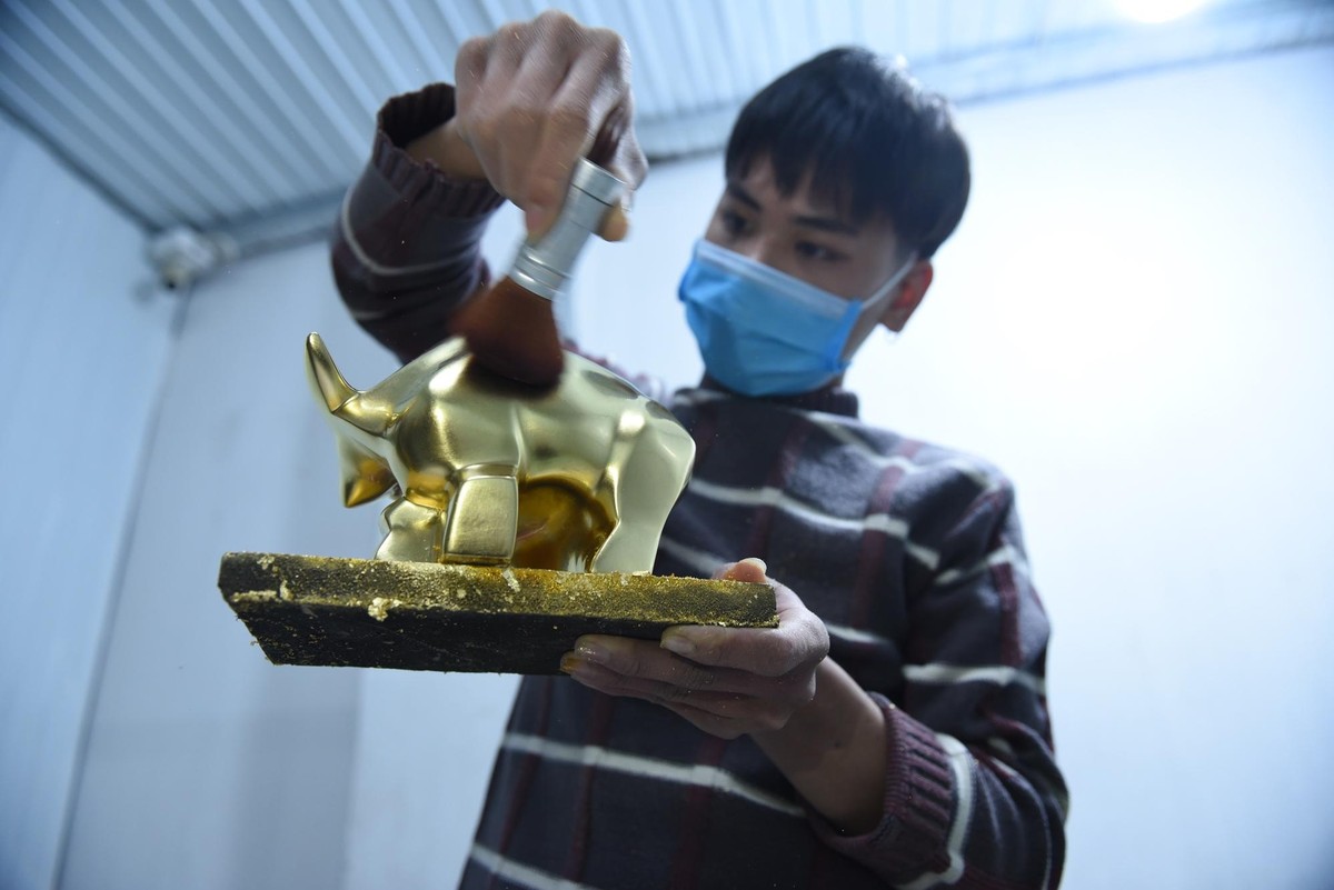 Để hoàn thiện một bức tượng nặng khoảng 2,5kg sẽ phải trải qua tất cả các công đoạn như sơn, mài, dát, bóng... trong khoảng 10 ngày.