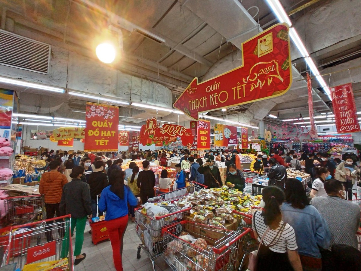 Để phục vụ nhu cầu lớn, các siêu thị đều tổ chức thêm riêng các khu vực bánh kẹo phục vụ Tết.