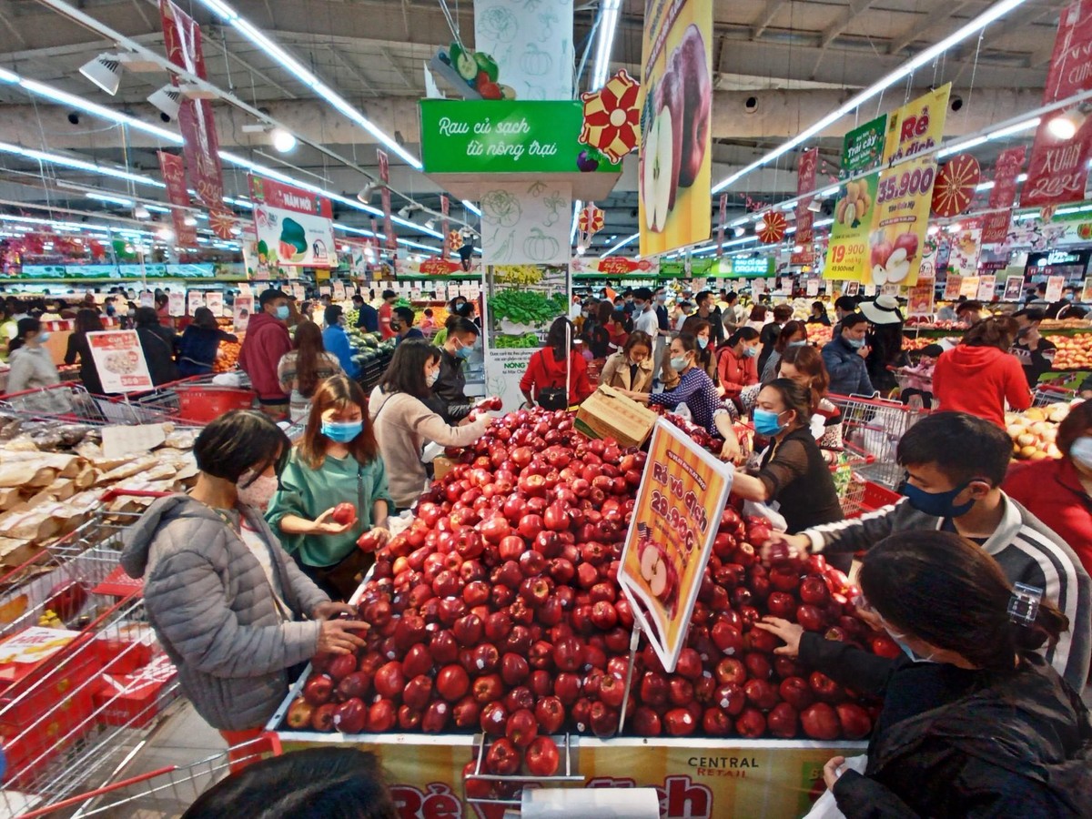 Tại hầu hết các siêu thị lớn tại thủ đô Hà Nội đều trong cảnh người dân đổ xô đi mua sắm tấp nập.