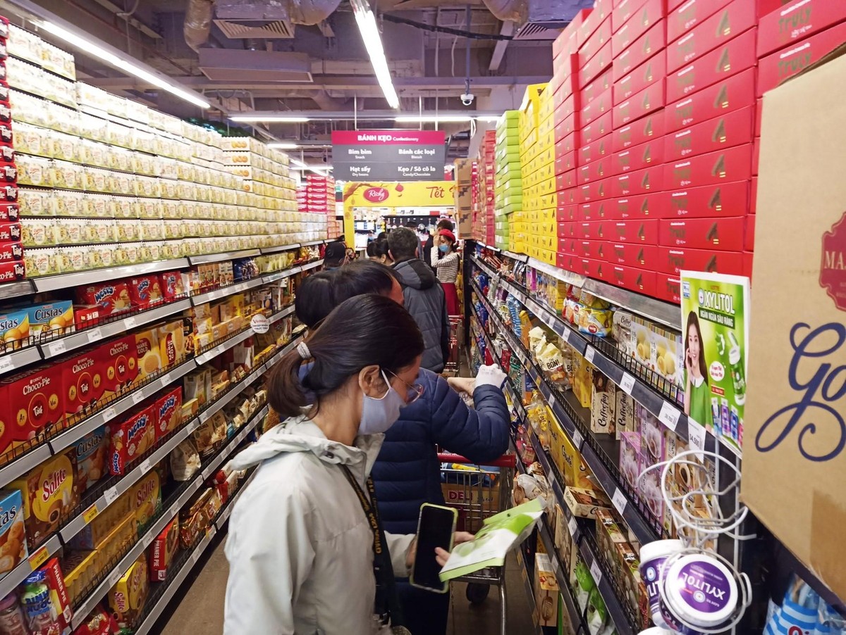 Tâm điểm mua sắm lúc này là gian hàng bánh kẹo.
