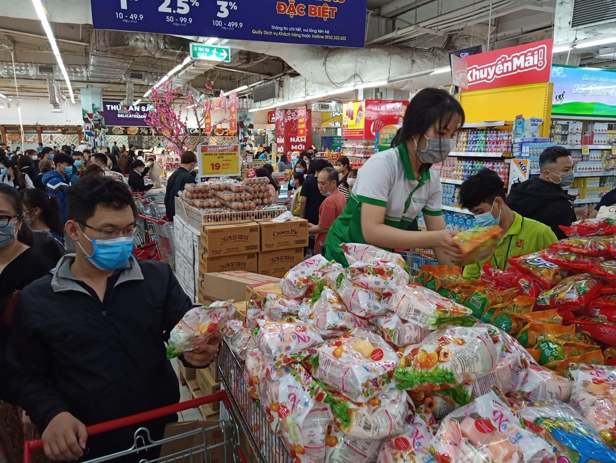 Nhân viên siêu thị liên tục tiếp hàng trong những ngày này.