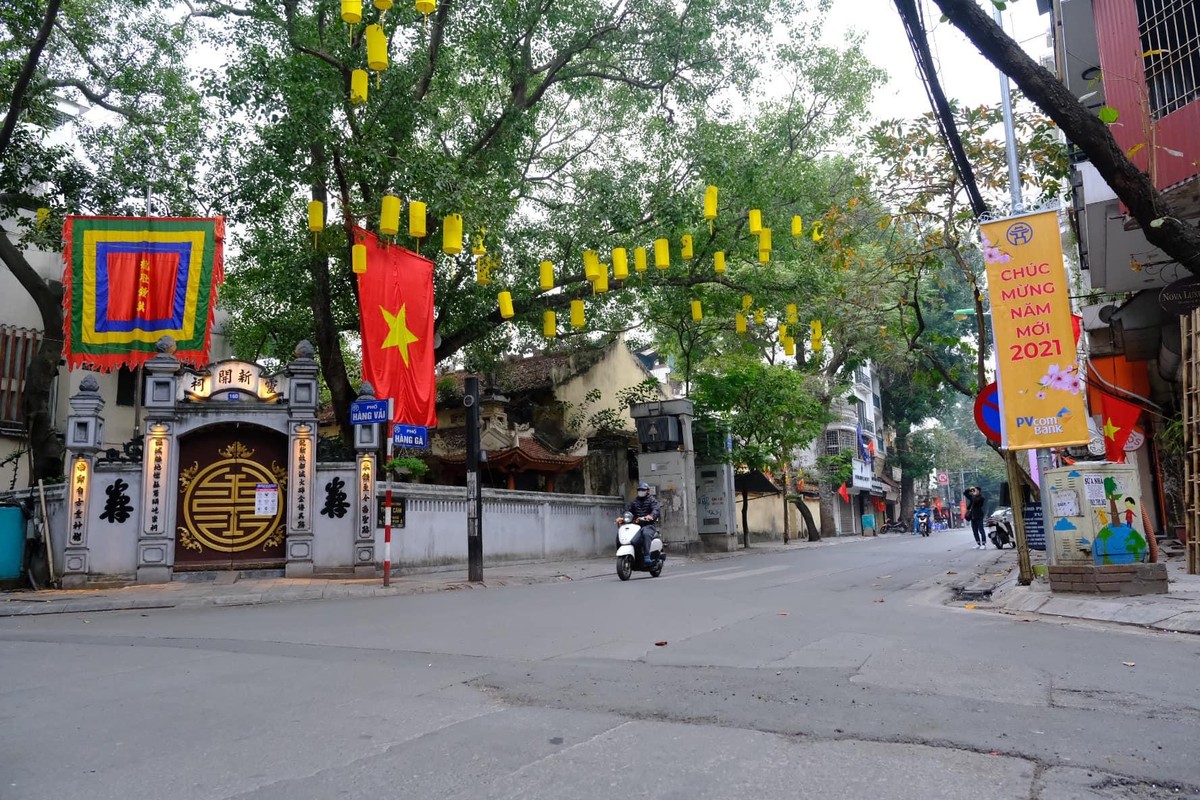Tất cả các con đường ở Hà Nội không còn cảnh ùn tắc như trước. Đường phố có các họa tiết trang trí nhiều màu sắc, đậm chất Tết.