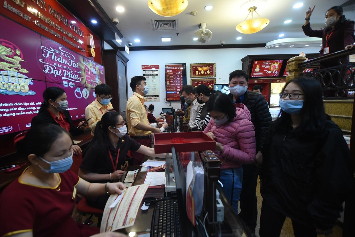Sáng ngày 20/2 (Mồng 9 tháng Giêng), không khí giao dịch tại các cửa hiệu vàng rất sôi động.