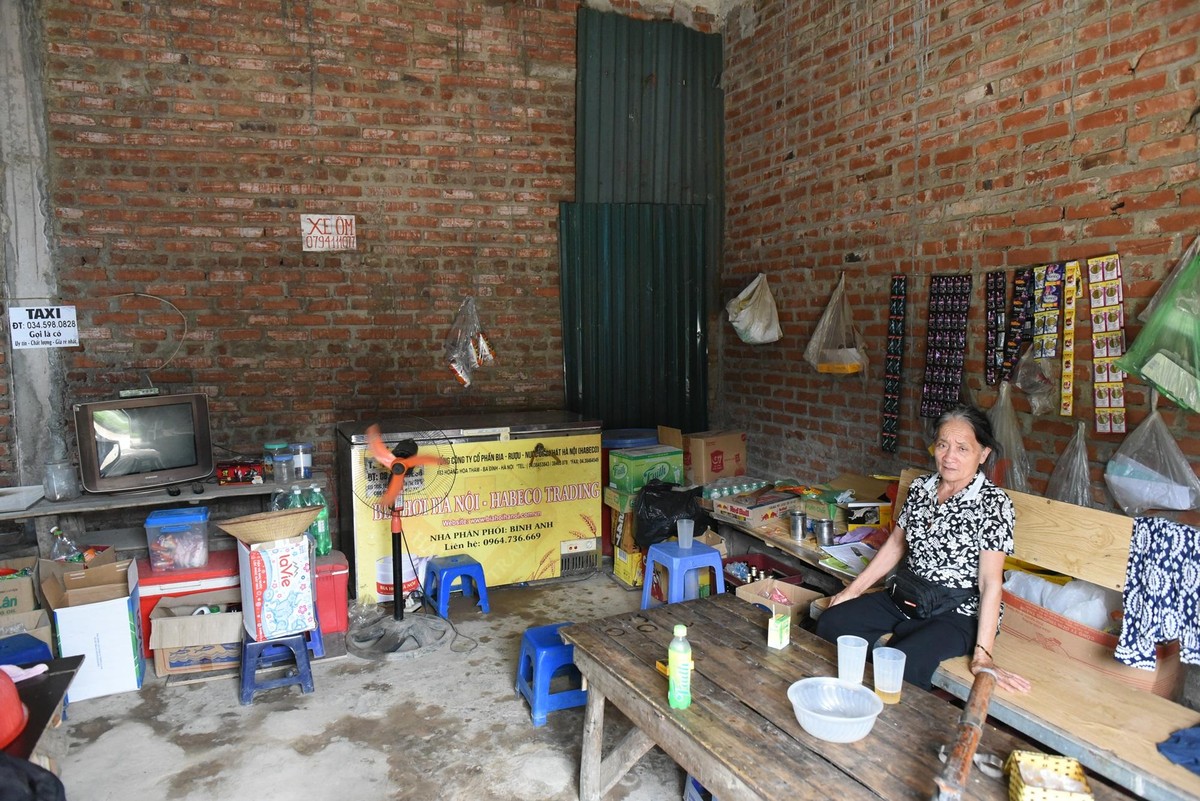 Một căn phòng biệt thự được tận dụng vừa làm nơi ở, vừa là nơi bán hàng tạp hóa cho một gia đình. Bà Phượng chủ quán hàng tại biệt thự Sudico cho biết, bán hàng chủ yếu cho công nhân xây dựng ở tại các căn biệt thự khác. "Đầu năm đến nay do giá thép lên quá cao, việc xây dựng bị đình trệ, công nhân phải nghỉ làm khiến mỗi ngày thu nhập từ việc bán nước của tôi giảm đi rất nhiều" bà Phượng nói.