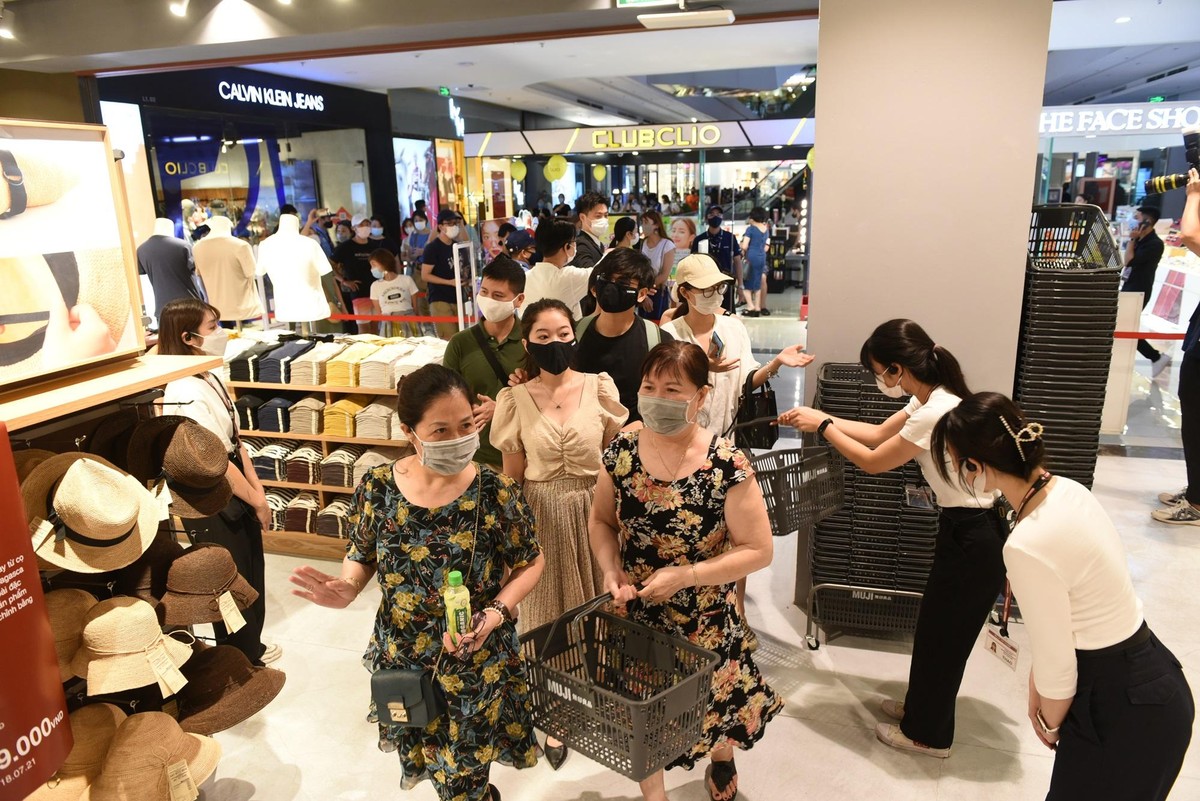 10h sáng, cửa hàng chính thức mở cửa, mọi người tràn vào mua sắm.