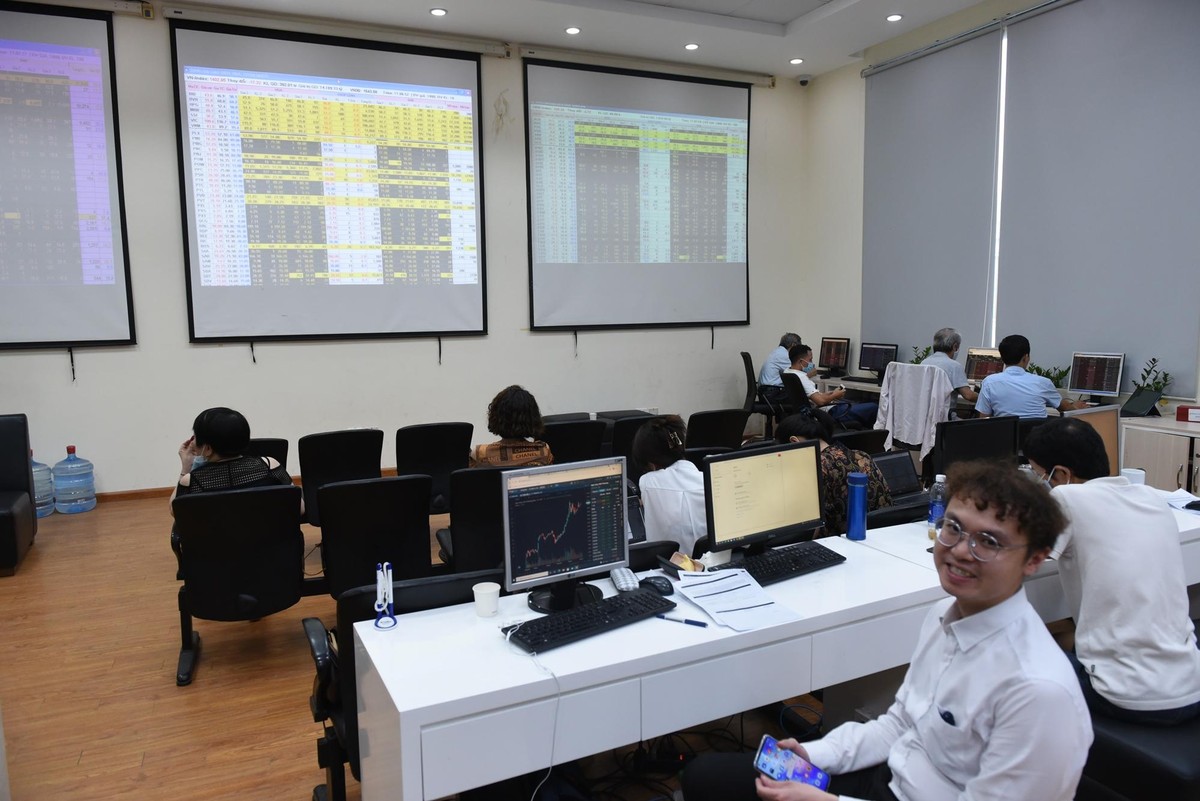 Như thường lệ, các sàn 99Kl99 link đăng nhập vẫn rất đông khách đến giao dịch trong sáng nay. Trong ảnh, khách đến theo dõi bảng lệnh trên sàn BVSC.