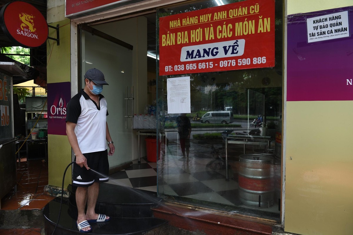 Anh Vũ Đức Hạnh, là chủ hàng bia và đồ ăn nằm trên phố Nguyễn Văn Huyên chia sẻ: "Tôi rất vui khi nghe tin được mở bán trở lại, tuy chỉ làm bán mang về nhưng đây cũng là một sự khởi đầu tốt cho thấy Hà Nội đang dần trở lại trạng thái bình thường".