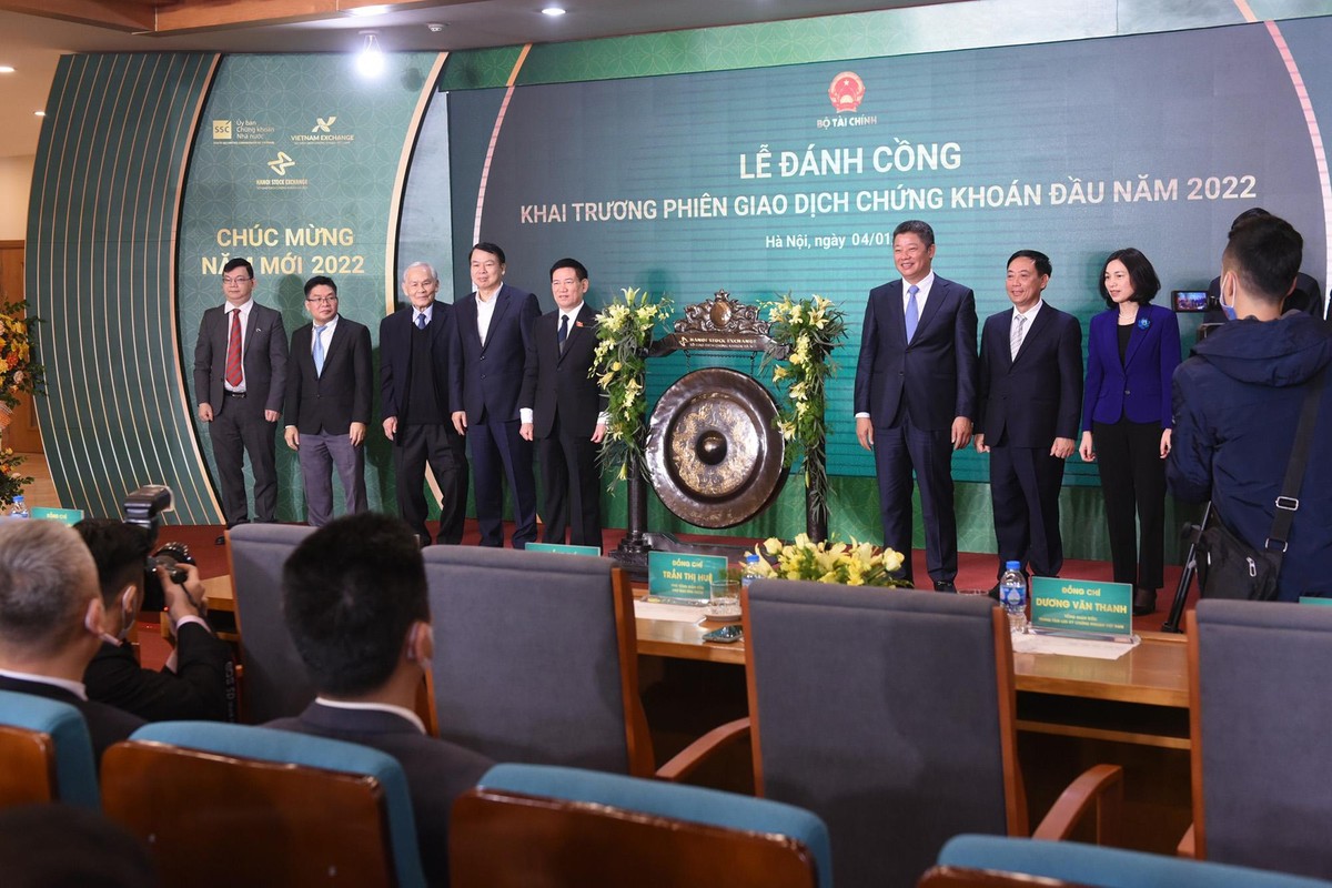 Các đại biểu tham dự lễ đánh cồng chụp ảnh lưu niệm. Mở cửa phiên giao dịch đầu năm, VN-Index đã nhanh chóng xác lập kỷ lục điểm số mới, xô đổ mức đỉnh giao dịch thiết lập phiên 26/11/2021 (1.511,68 điểm). Đến gần 11h sáng ngày 04/01/2022, VN-Index tăng gần 17 điểm, vượt 1.515 điểm.