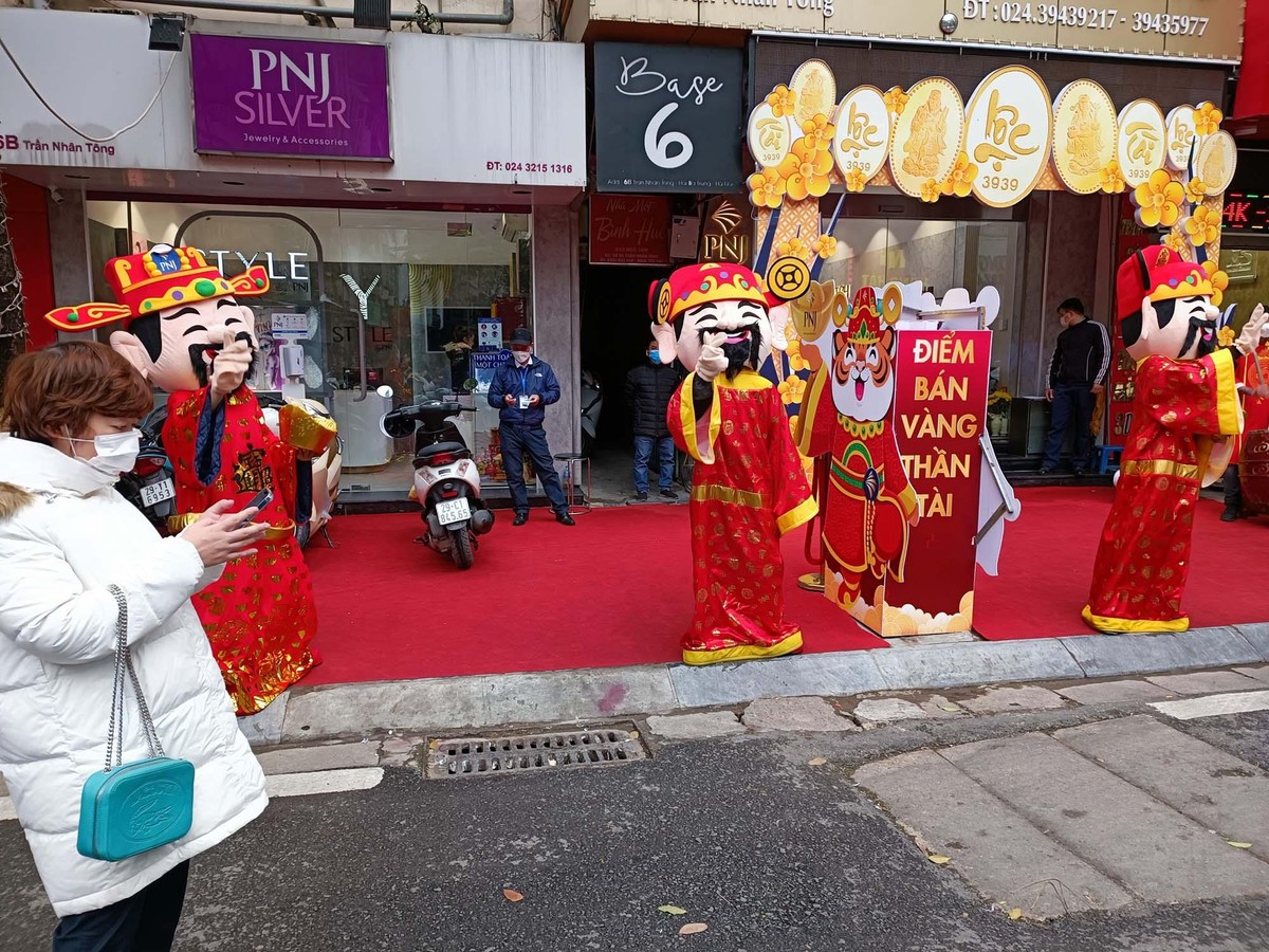 Phố Trần Nhân Tông, được mệnh danh "phố vàng" của Hà Nội do có rất nhiều cửa hàng Kl992 VIP Trang Chủ 2026 vàng bạc đá quý, trong dịp này rất sôi động. Các cửa hàng đều đã trang trí bắt mắt để đón chào khách hàng nhân dịp ngày Thần Tài sắp đến.