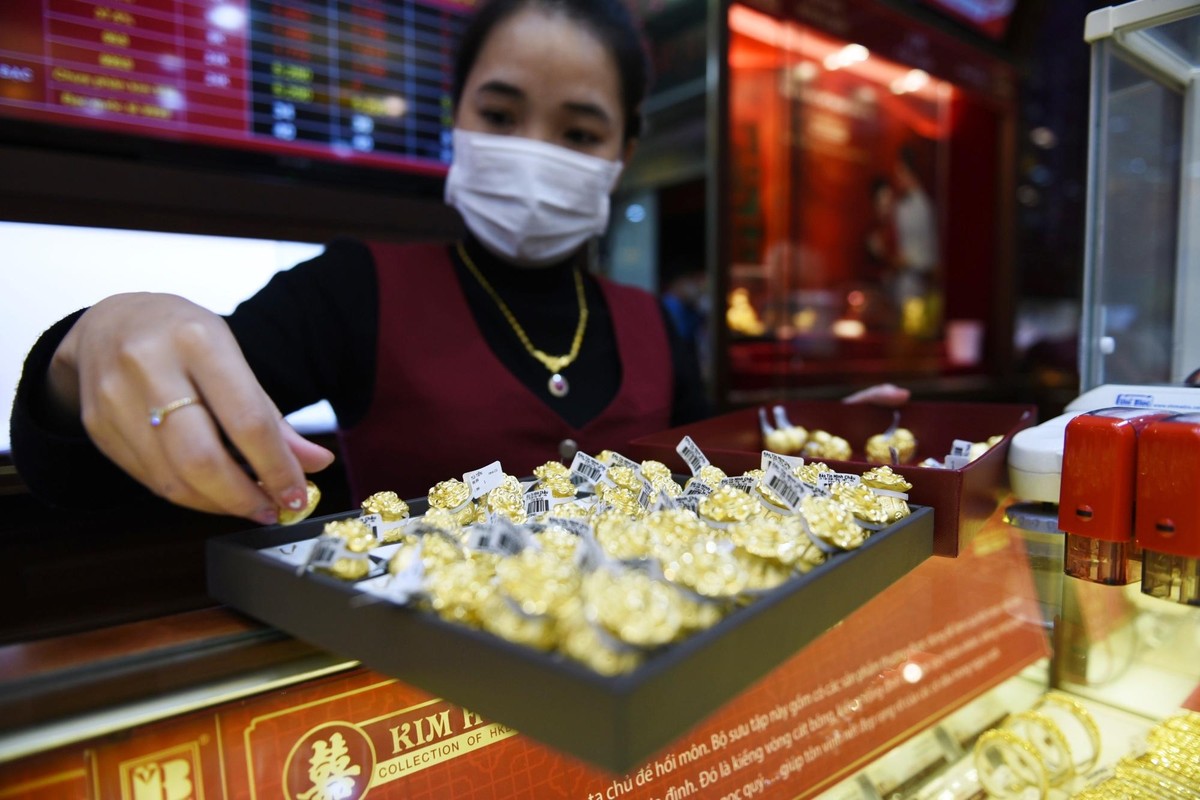 Theo quản lý của một hàng vàng, không chỉ có khách hàng mua vàng cầu may Thần Tài, dịp lễ tình nhân - valentine sắp tới mà nhu cầu mua vàng chuẩn bị cho kế hoạch cưới, hỏi của khách hàng cũng gia tăng đáng kể trong thời gian gần đây.