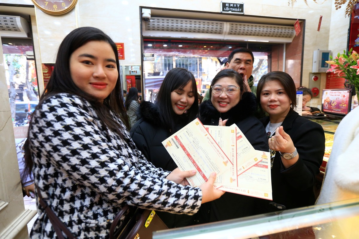 Chị Hằng (Hào Nam) và nhóm bạn mỗi người mua nửa chỉ vàng để cầu may cho biết "mua sớm vì mai đỡ phải xếp hàng lâu".