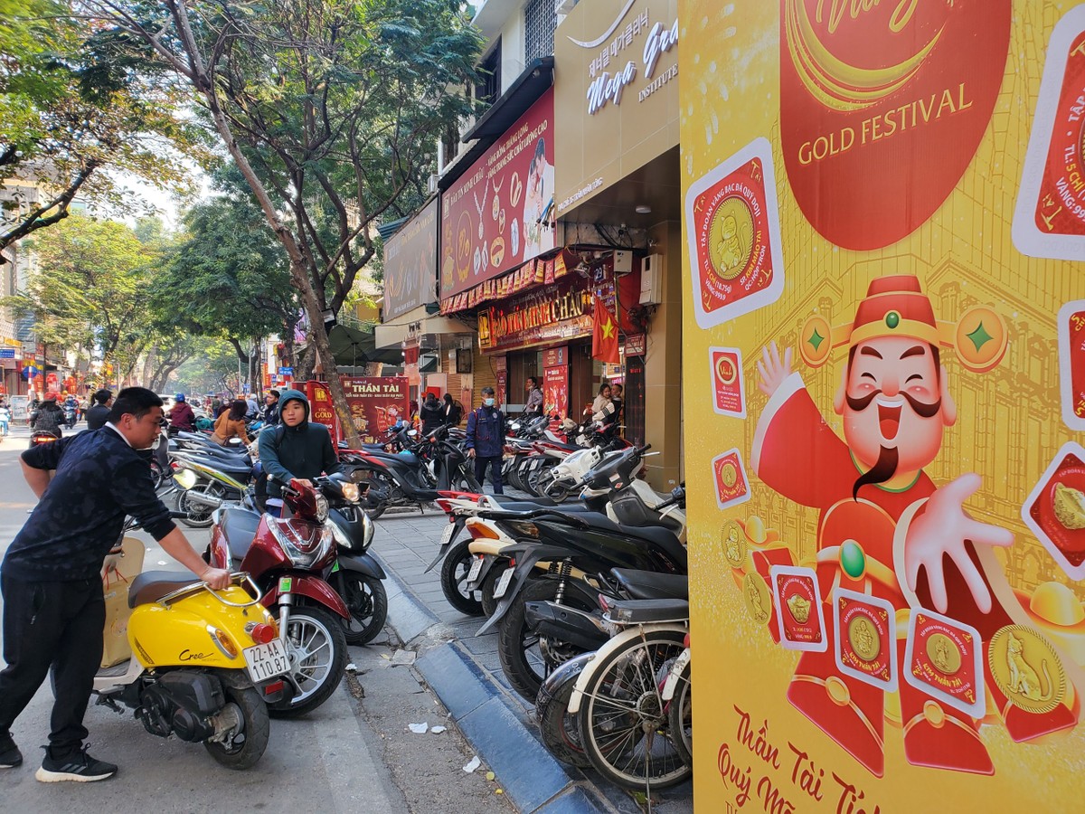 Phố Trần Nhân Tông, được mệnh danh "phố vàng" của Hà Nội do có rất nhiều cửa hàng Kl992 VIP Trang Chủ 2026 vàng bạc đá quý, trong dịp này rất sôi động. Các cửa hàng đều đã trang trí bắt mắt để đón chào khách hàng nhân dịp ngày Thần Tài sắp đến.