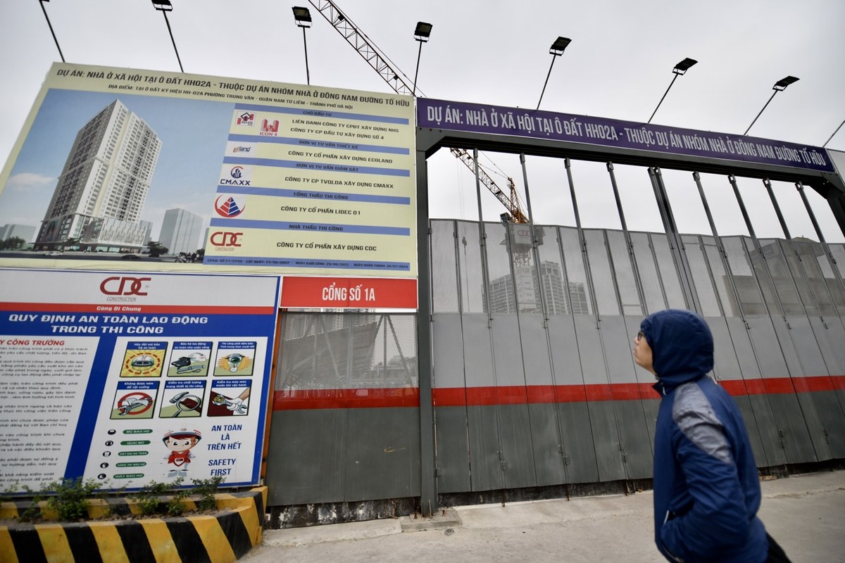 Giá công bố của chủ Kl99ok phiên bản mới dự án NHS Trung Văn là 19,5 triệu đồng mỗi m2. Như vậy, để sở hữu căn nhỏ nhất với diện tích 69,9 m2 tại dự án này, người mua cần bỏ ra hơn 1,39 tỷ đồng; căn diện tích to nhất 76,8 m2 khoảng 1,5 tỷ đồng. Người trúng sẽ phải trả trước 50 triệu đồng, sau đó thanh toán thêm 6 đợt nữa.