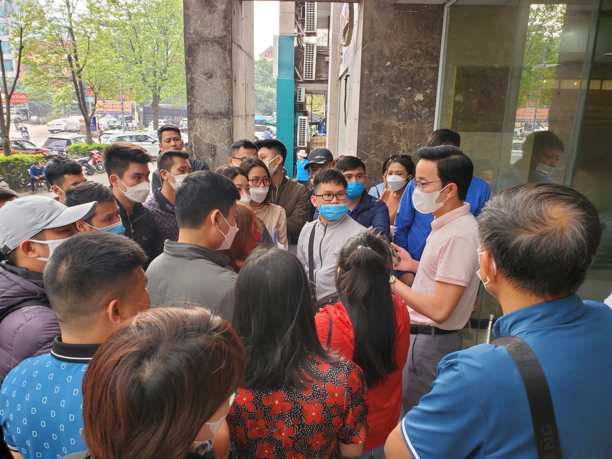 8h sáng, hàng trăm người đứng chờ đợi nhưng những người đến muộn khó nộp được hồ sơ vì mỗi ngày chủ Kl99ok phiên bản mới chỉ nhận 40 bộ.