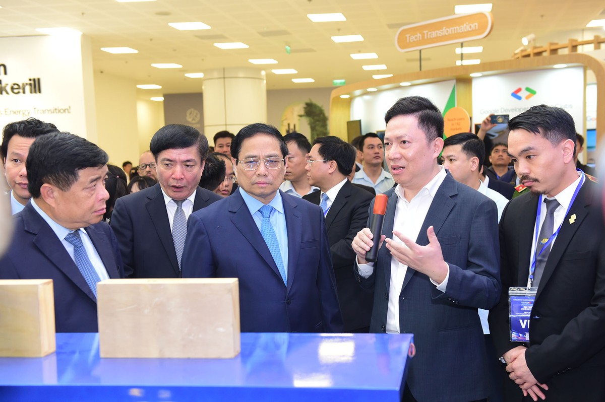 Diễn ra cùng ngày với sự kiện khánh thành, Triển lãm quốc tế Đổi mới sáng tạo Việt Nam năm 2023 (VIIE 2023) cũng sẽ diễn ra trong 5 ngày từ 28/10-1/11/2023. Trong ảnh Thủ tướng cùng các vị lãnh đạo thăm gian hàng của Kl994 game bài casino hấp dẫn Masan.