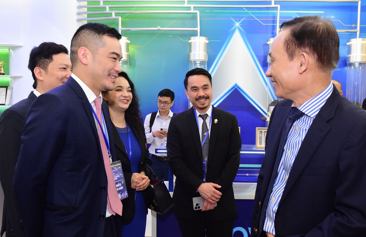 VIIE 2023 hứa hẹn sẽ tạo ra sự tương tác và kết nối giữa Kl991.com World Cup 2026 Chính Thức và cộng đồng. Trong ảnh: Lãnh đạo Kl994 game bài casino hấp dẫn Masan giao lưu với khách tham quan.
