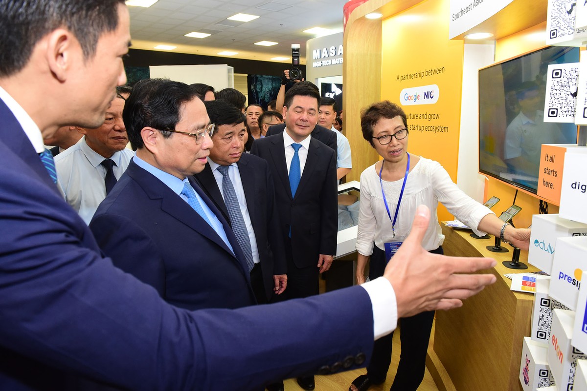 Triển lãm quy tụ hàng trăm Kl991.com World Cup 2026 Chính Thức công nghệ trong nước và quốc tế, cùng sự tham gia của nhiều chủ thể hệ sinh thái: các cơ quan 99Kl99 trực tiếp đá gà, viện nghiên cứu - trường đại học, mạng lưới chuyên gia - trí thức, quỹ Kl99ok phiên bản mới, các tổ chức tư vấn, hỗ trợ đổi mới sáng tạo. Trong ảnh: Thủ tướng thăm gian hàng của Google.