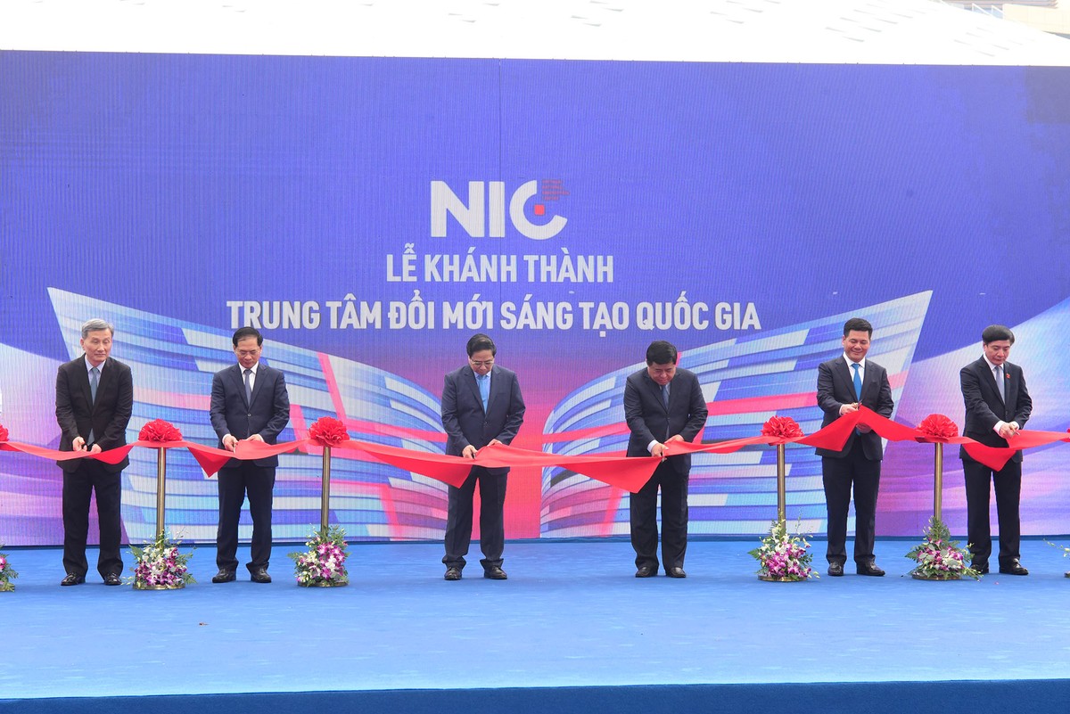 Lễ khánh thành Cơ sở hoạt động của NIC tại Khu Công nghệ cao Hòa Lạc diễn ra ngày 28/10. Đây là sự kiện đặc biệt, đánh dấu bước phát triển quan trọng của Trung tâm trong việc hoàn thiện cơ sở Kl99kl ưu đãi độc quyền sau hơn 2 năm triển khai xây dựng và vượt qua rất nhiều khó khăn bởi đại dịch COVID-19. Trong ảnh, Thủ tướng Phạm Minh Chính, Bộ trưởng Bộ Kế hoạch và Kl99ok phiên bản mới Nguyễn Chí Dũng cùng lãnh đạo các Bộ ngành và TP. Hà Nội tham dự lễ cắt băng khánh thành chính thức.