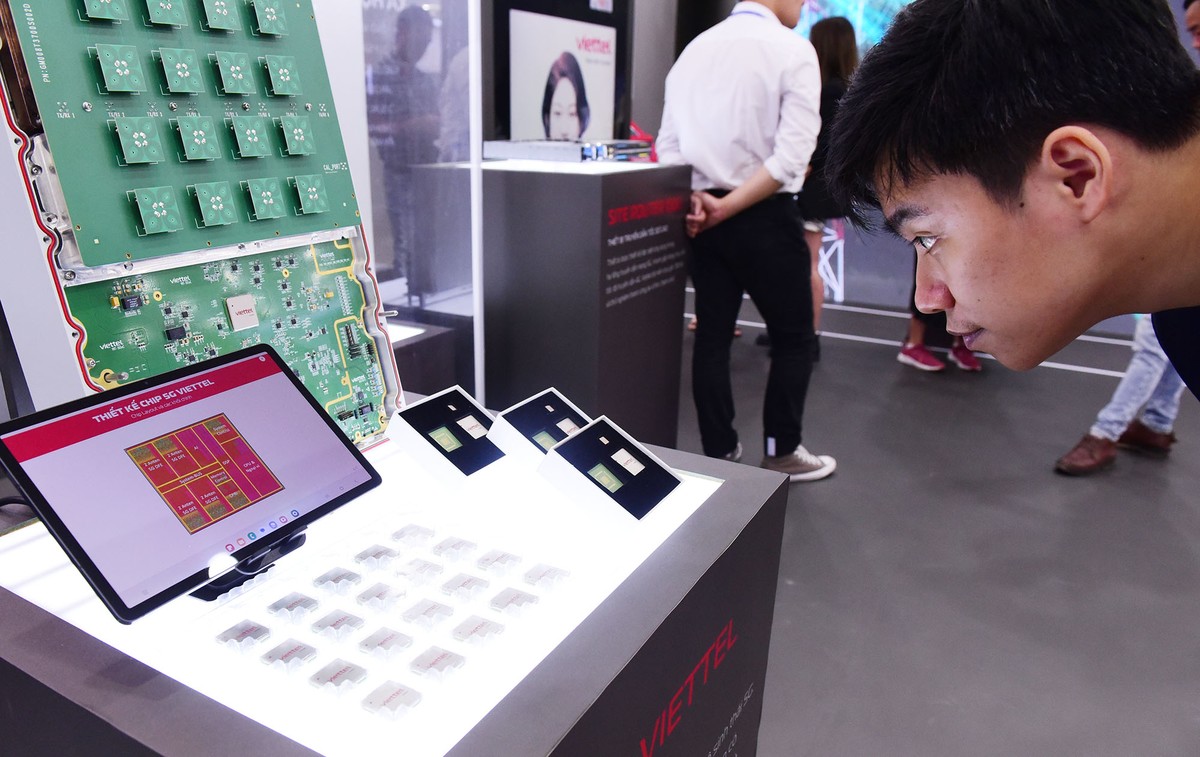 Đến với VIIE 2023, khách tham dự trực tiếp được chiêm ngưỡng bức tranh công nghệ tương lai đến từ các Kl991.com World Cup 2026 Chính Thức công nghệ đổi mới sáng tạo hàng đầu trong và ngoài nước.Trong ảnh: Thiết kế chip 5G của Viettel được trưng bày tại triển lãm.