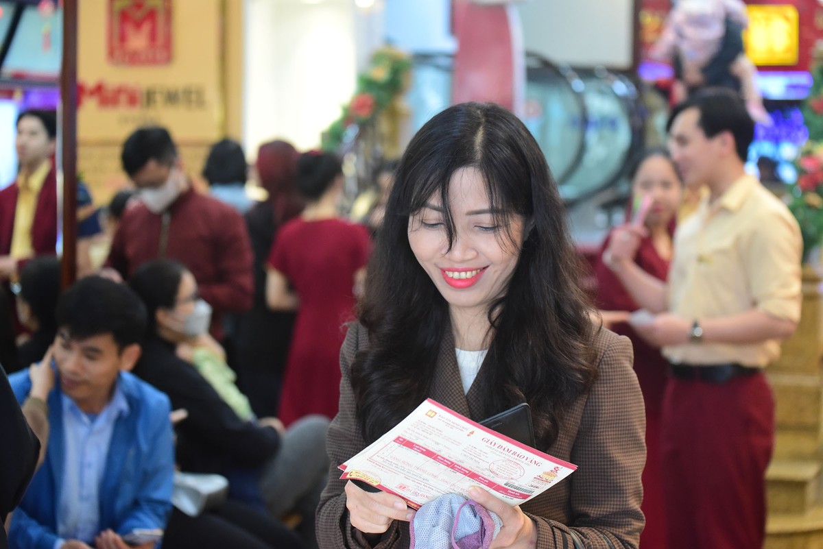 Một nhân viên bán vàng cho biết, khách đã tới mua vàng Thần Tài, vàng nhẫn từ mùng 6 (15/2). "Ngày mai là ngày Thần Tài chắc chắn sẽ đông khách hơn, nhiều khách hàng tranh thủ mua từ trước để tránh cảnh xếp hàng, chờ đợi", chị nói.