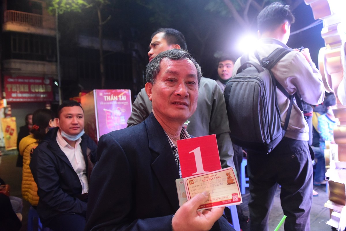 Có mặt tại tiệm vàng Bảo Tín Minh Châu, đường Trần Nhân Tông lúc hơn 3h sáng, ông Tô Hoà Bình (68 tuổi, ở quận Đống Đa, Hà Nội) cho biết, đã giữ thói quen chờ xếp hàng mua vàng ngày vía Thần Tài suốt 12 năm qua với mong muốn sẽ được nhiều may mắn, tài lộc, sức khoẻ… "Chưa khi nào vắng như năm nay. Có thể do giá vàng năm nay tăng cao", ông Bình nói.
