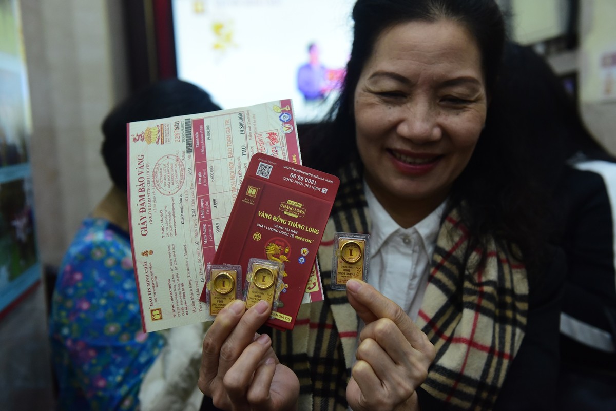 "Mình thì chỉ quan niệm mua lấy may mắn nên dù có đắt hay rẻ mình vẫn mua", bà Nguyễn Thị Nam (quận Hai Bà Trưng), một trong những người mua vàng đầu tiên cho biết.