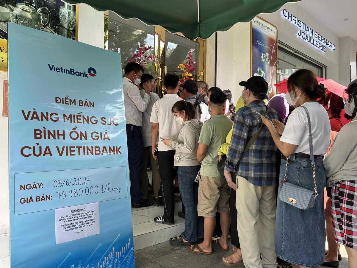 Do nhu cầu cao và là ngày đầu tiên phục vụ việc bán vàng miếng nên mỗi khách phải chờ khá lâu mới đến lượt. Tại điểm bán vàng của VietinBank, số 81 Phố Huế chỉ cho 2 khách hàng phải mua vàng trong 1 lượt. Cũng tại điểm này, 15h30 Link Vào Nhà Cái KL99 COM Tặng +199k thông báo đã hết vàng bán tạm thời đóng cửa.