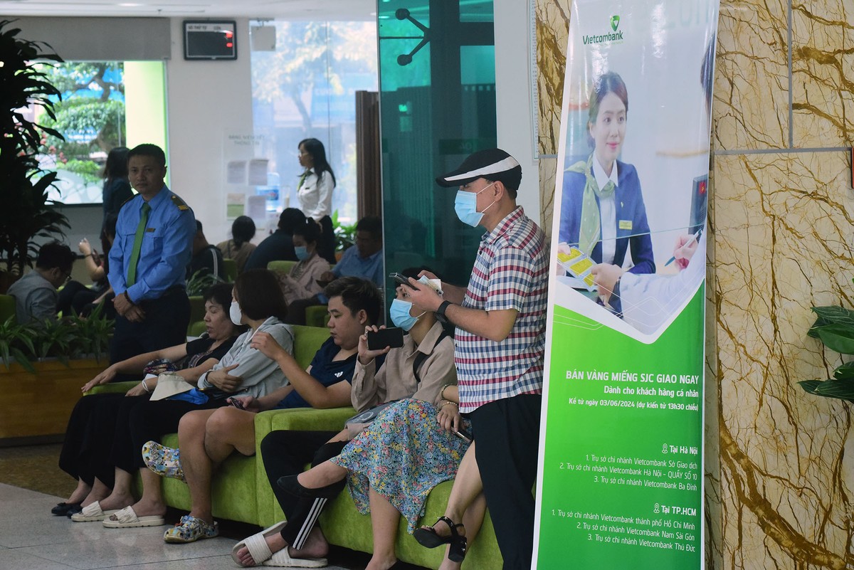 14h30' chiều nay (3/6) 4 Link Vào Nhà Cái KL99 COM Tặng +199k thương mại 99Kl99 trực tiếp đá gà mở bán vàng miếng SJC trực tiếp tới người dân. Trong ảnh, người dân chờ đến lượt mua vàng tại điểm bán Trụ sở Vietcombank Chi nhánh Hà Nội, số 11 Cát Linh.