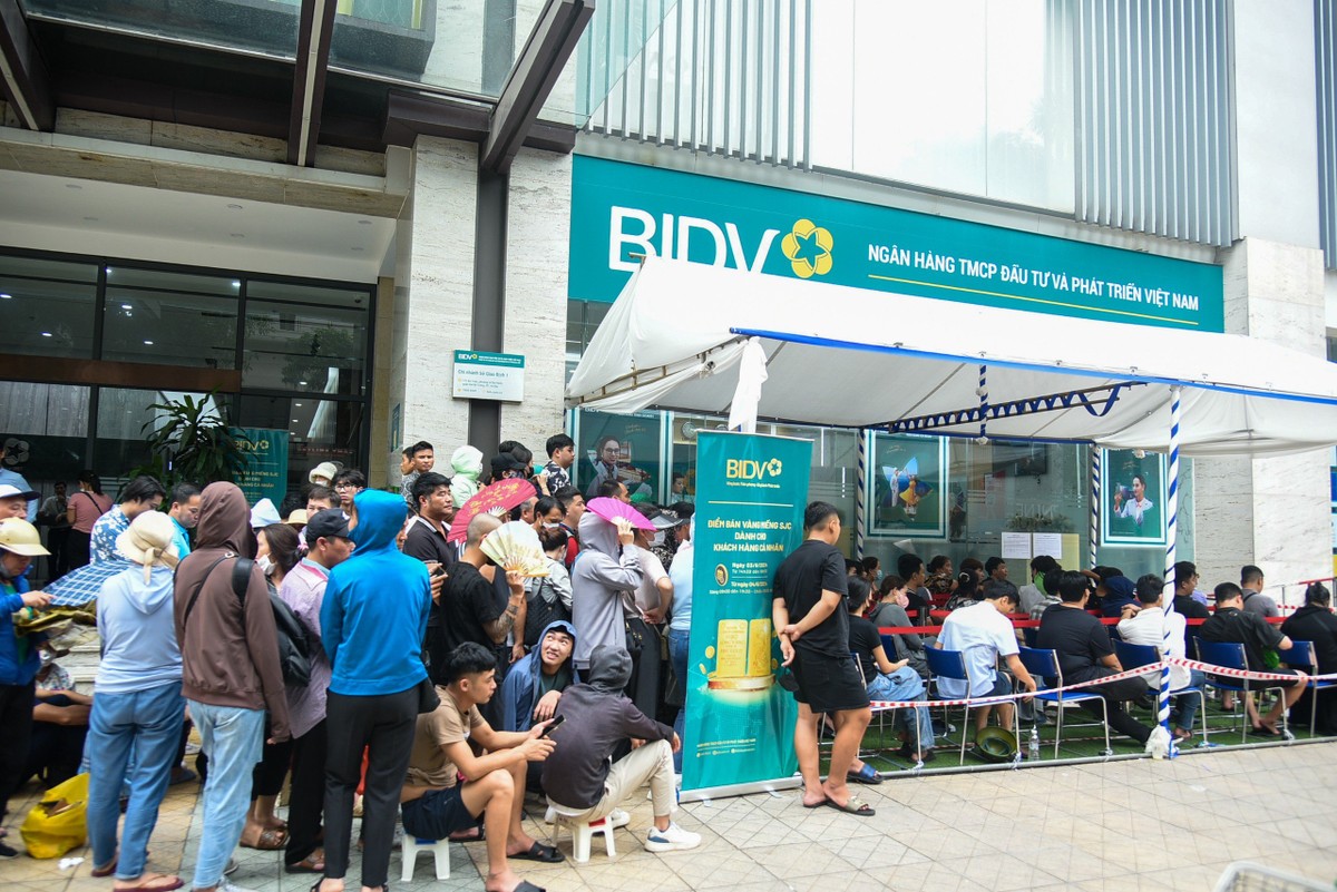 11h trưa tại điểm bán 191 Bà Triệu của Link Vào Nhà Cái KL99 COM Tặng +199k BIDV, dòng người xếp hàng chờ đến lượt mua vàng vẫn rất đông.