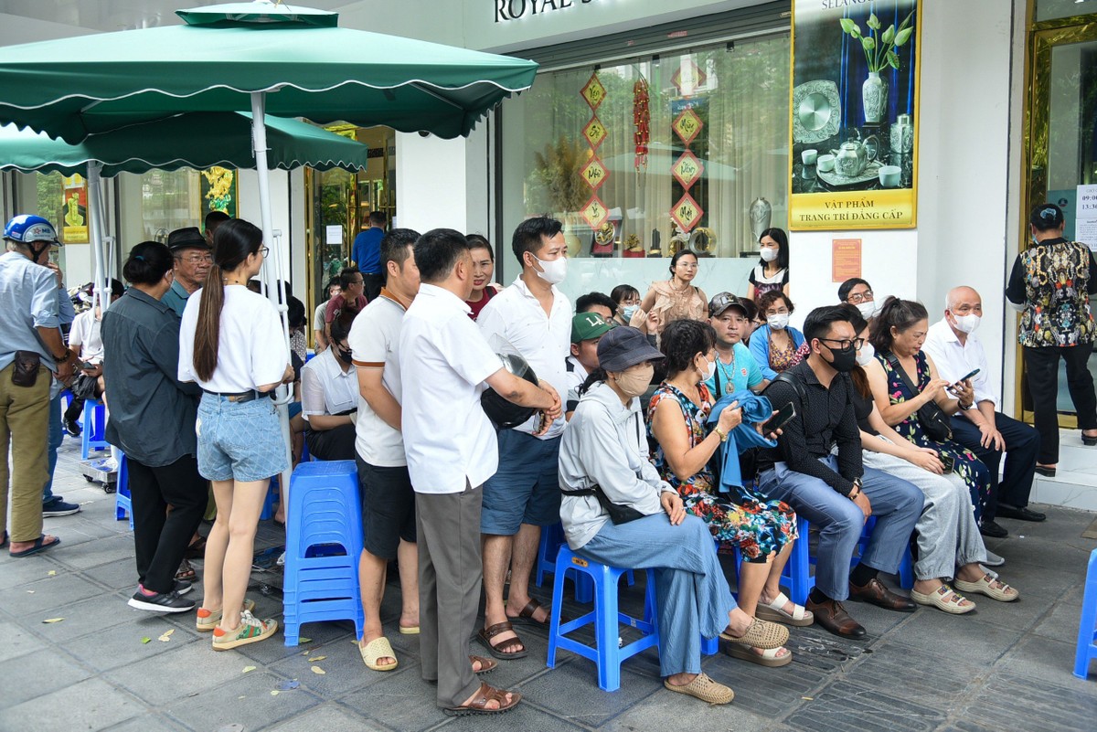 Tình trạng xếp hàng tương tự cũng diễn ra tại địểm bán 81 Phố Huế của Link Vào Nhà Cái KL99 COM Tặng +199k VietinBank.