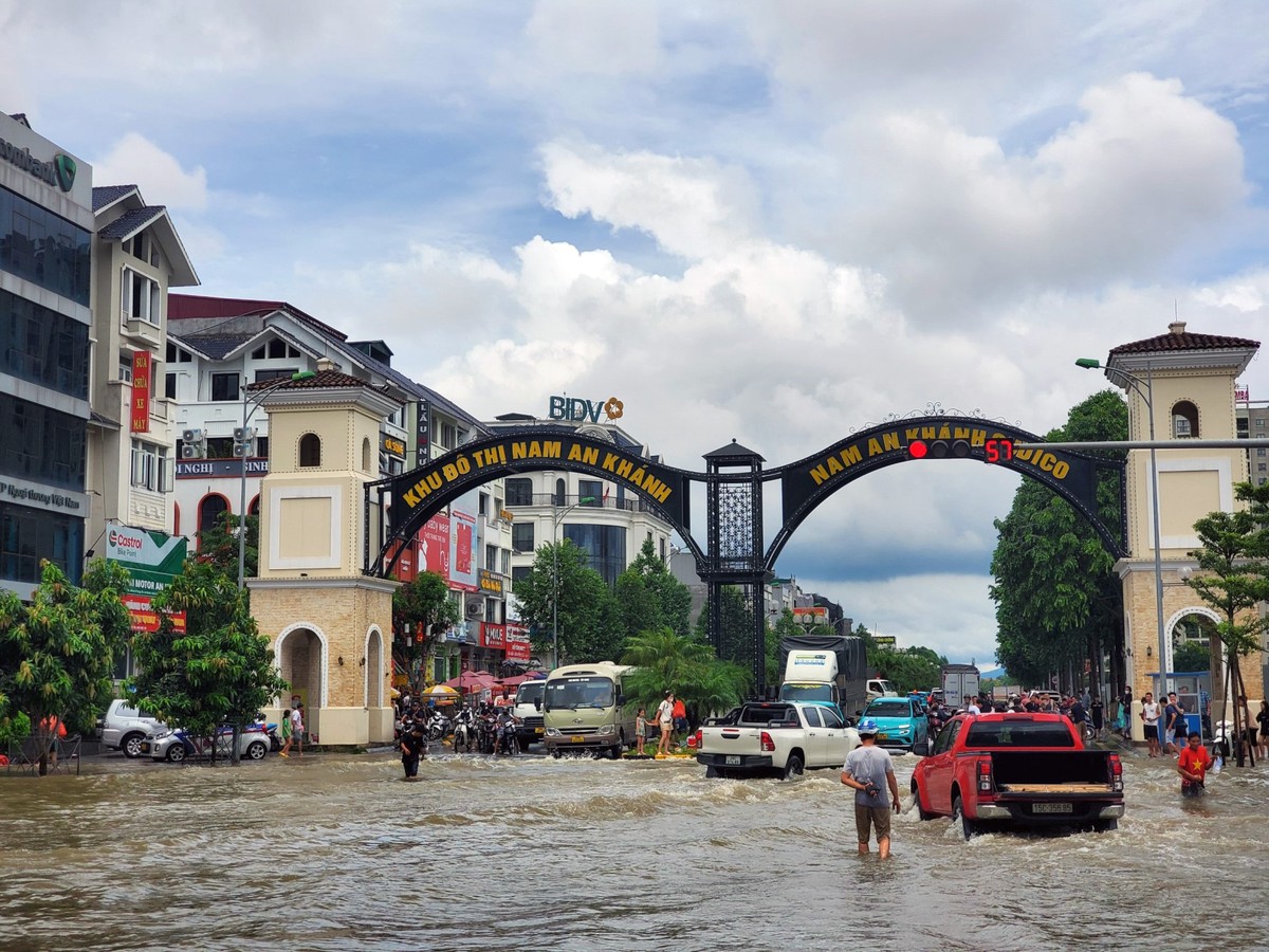 Sau trận mưa lớn, tình trạng ngập úng nặng diễn ra tại Khu đô thị Nam An Khánh và Geleximco trên tuyến đường Lê Trọng Tấn, An Khánh, Hoài Đức, Hà Nội.