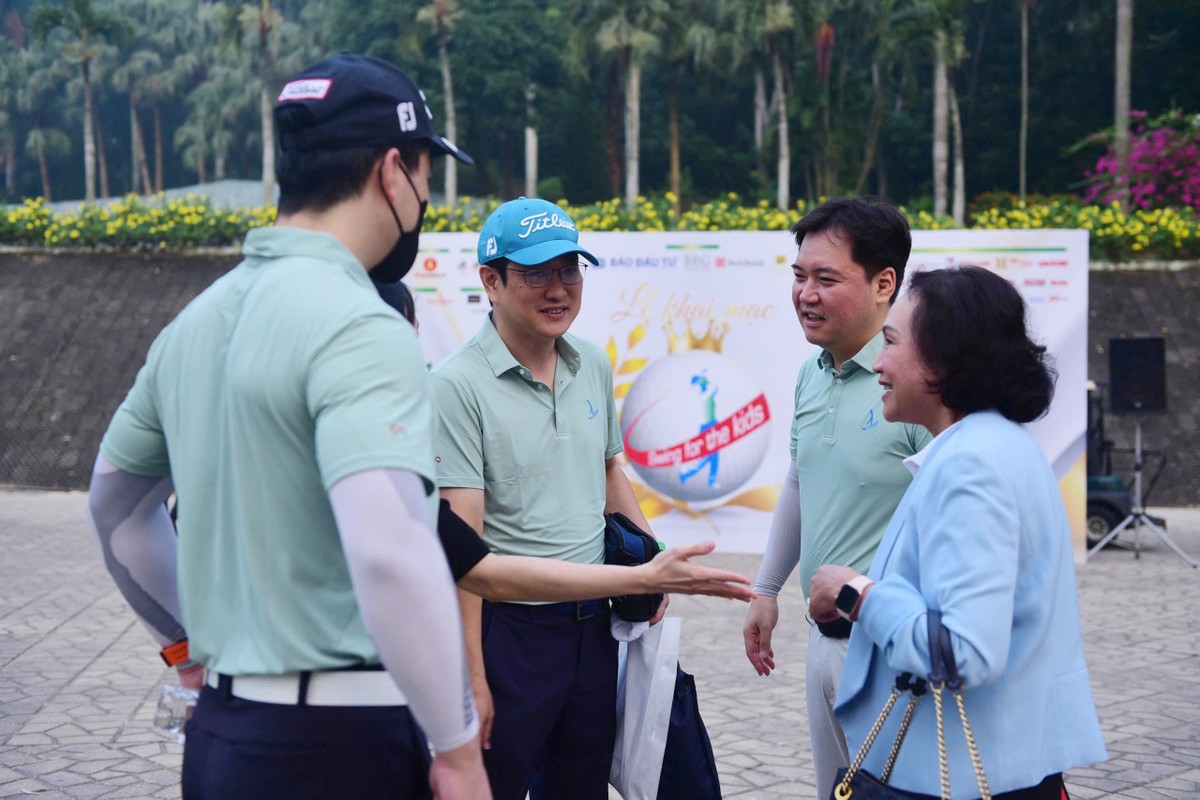 Ngoài mục đích từ thiện, giải golf thường niên còn là nơi kết nối, chia sẻ Kl992 VIP Trang Chủ 2026 của các doanh nhân hàng đầu trên cả nước. Trong ảnh: bà Trần Thị Kim Nga, Tổng giám đốc Công ty Vietnam Bevaruge đang trao đổi với các đại diện đến từ Samsung Electronics Viet Nam.