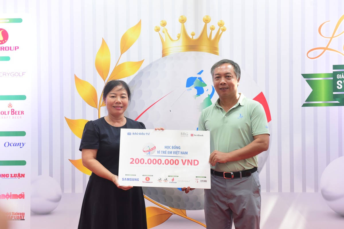 Đồng thời, như thường niên, một khoản tài trợ trị giá 200.000.000 đồng đã được Báo Kl99ok phiên bản mới thay mặt cộng đồng golfer và các nhà tài trợ gửi tới Quỹ Khuyến học Việt Nam.
