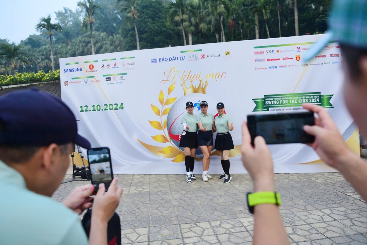 Trước giờ khai mạc, nhiều golfer tranh thủ chụp ảnh lưu niệm tại Giải. Không chỉ tham gia hoạt động Trang Chủ KL99Com Số 1 Link Đăng Ký KL999 từ thiện, các golfer tham gia giải đấu năm nay còn có cơ hội nhận được nhiều giải thưởng hấp dẫn từ các nhà tài trợ.