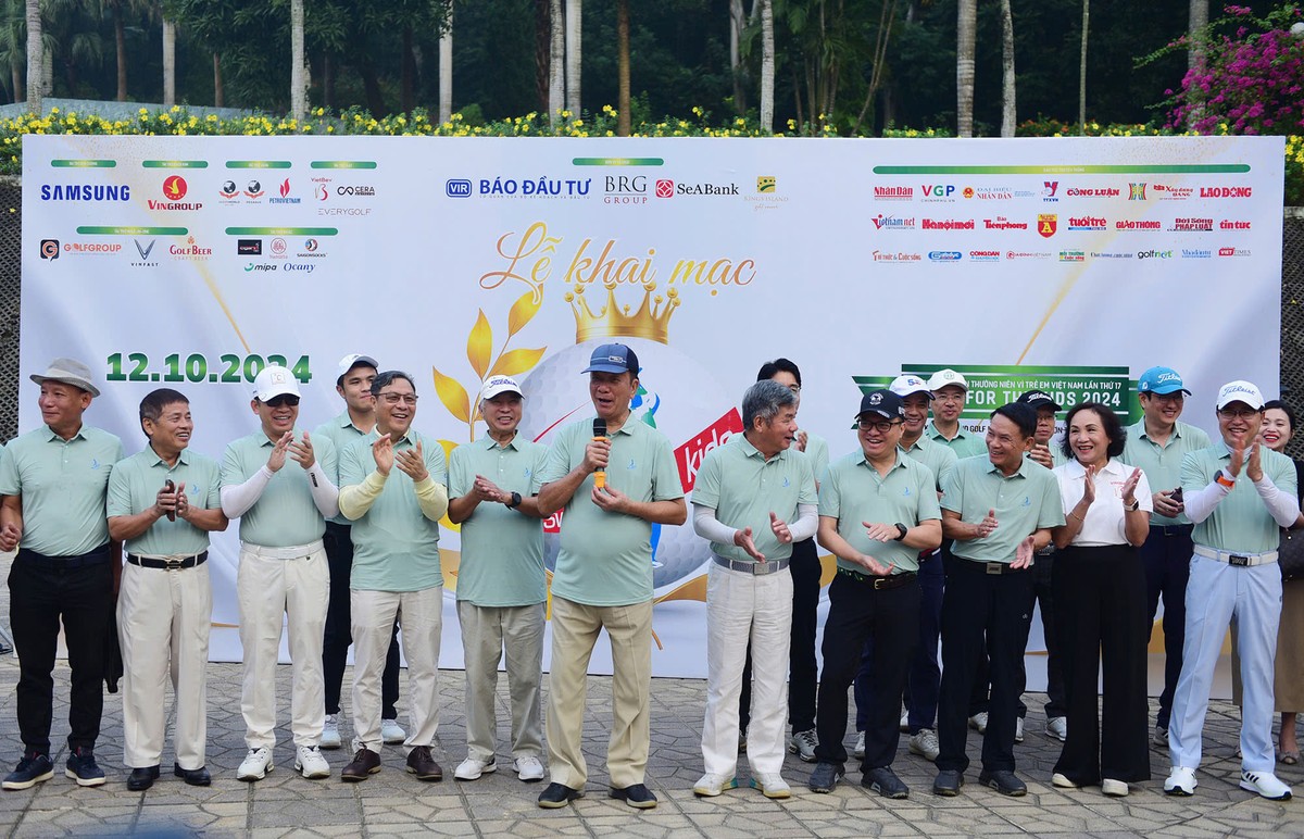 Sáng 12/10, tại sân golf Kings Island Golf Resort (Đồng Mô, Sơn Tây, Hà Nội) đã diễn ra Giải golf từ thiện Vì trẻ em Việt Nam lần thứ 17 - Swing for the Kids 2024. Đây là hoạt động Trang Chủ KL99Com Số 1 Link Đăng Ký KL999 do Báo Kl99ok phiên bản mới và Công ty cổ phần Kl994 game bài casino hấp dẫn BRG tổ chức thường niên nhằm gây quỹ từ thiện cho học sinh nghèo học giỏi trên cả nước. Trong ảnh: Nguyên Bộ trưởng Bộ Kế hoạch và Kl99ok phiên bản mới Võ Hồng Phúc (người cầm mic) phát biểu tại Lễ khai mạc Giải.