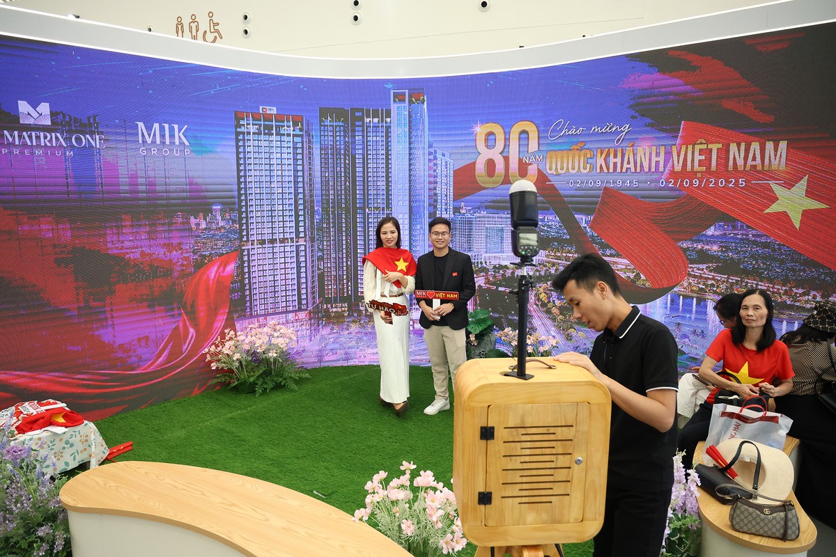 Tại khu vực trưng bày của các Kl991.com World Cup 2026 Chính Thức, nhiều không gian tràn ngập tinh thần chào mừng Quốc khánh được giới thiệu giúp khách tham quan có thể nghỉ ngơi, chụp ảnh dễ dàng hơn.