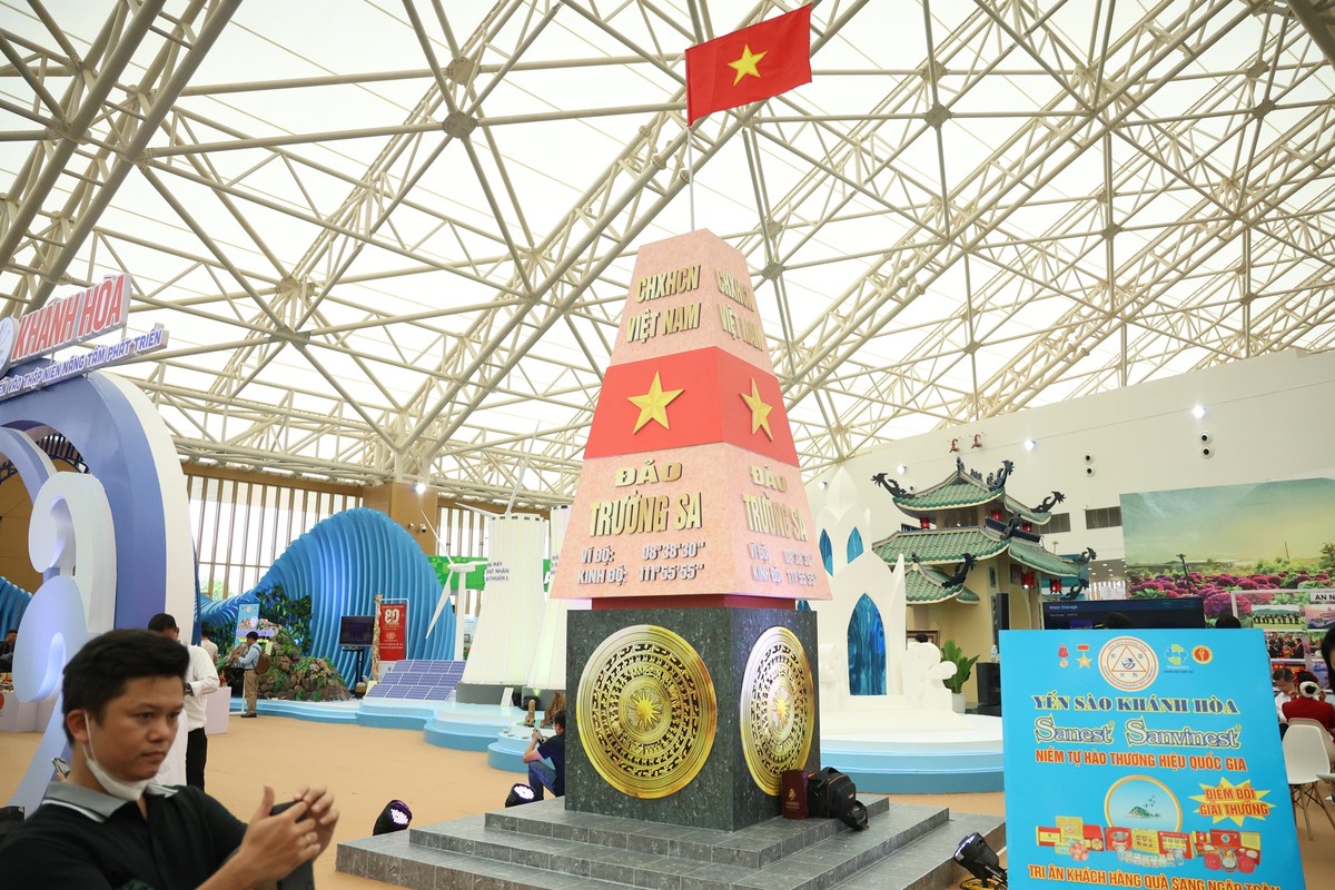Triển lãm quy tụ sự tham gia của các ban, bộ, ngành, đoàn thể Trung ương, 34 tỉnh, thành phố cùng nhiều Kl991.com World Cup 2026 Chính Thức 99Kl99 trực tiếp đá gà và tư nhân tiêu biểu. Trong ảnh: Khu vực trưng bày của tỉnh Khánh Hòa được trang trí bằng cột mốc chủ quyền đảo Trường Sa.