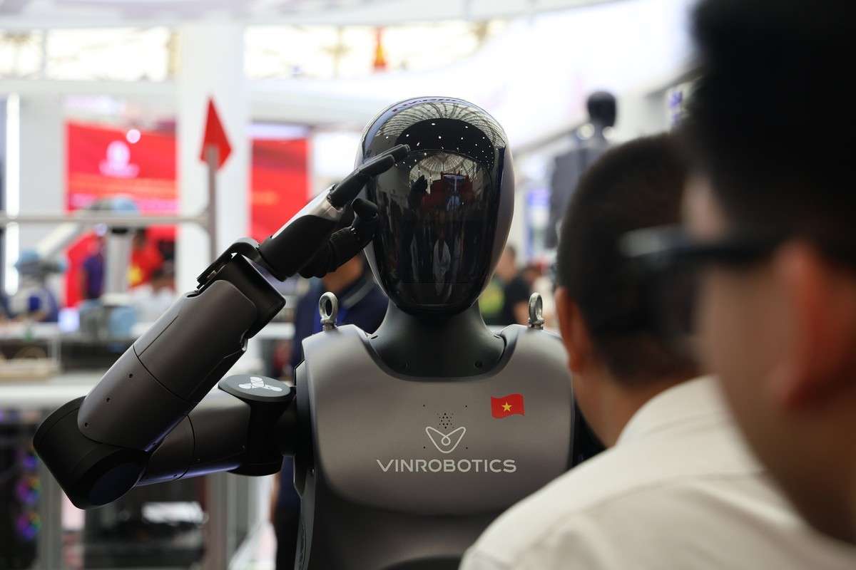 Cận cảnh Robot VinRobotics - Made in Vietnam của Kl994 game bài casino hấp dẫn VinGroup. Robot nặng 75kg cao 1m78, có khả năng tự vận hành, chào, bắt tay... được giới thiệu đến công chúng trong triển lãm.