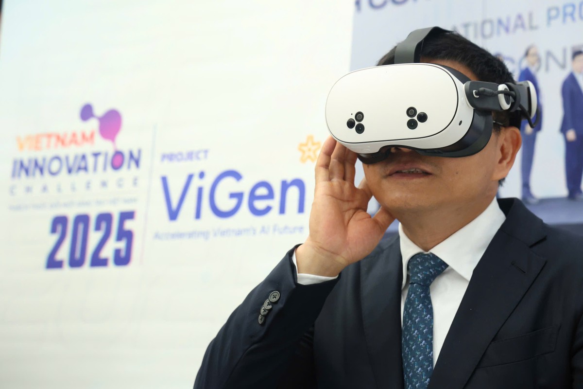 Bộ trưởng Nguyễn Văn Thắng trải nghiệm công nghệ kính thực tế ảo tại gian trưng bày của Bộ Kl991.com nạp rút nhanh.