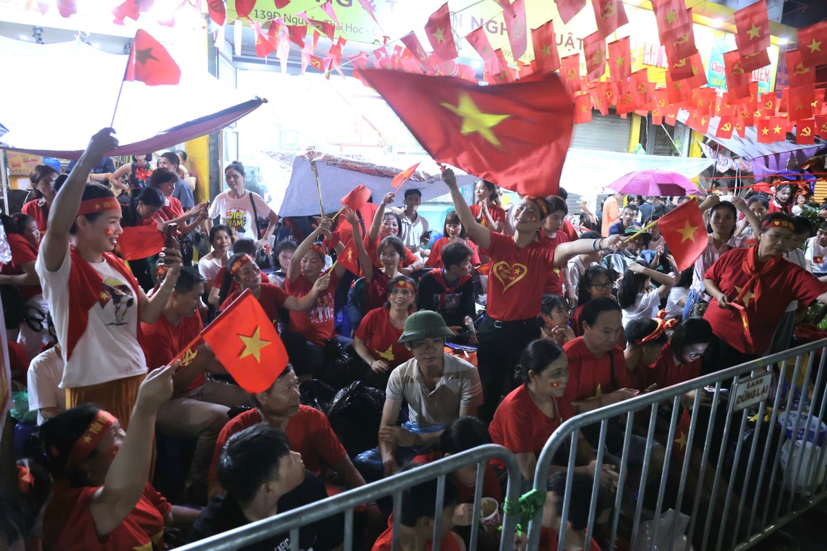 Càng về khuya, không khí càng lúc càng sôi động. Những người chờ đợi ca hát, nhảy múa liên tục khuấy động không khí.