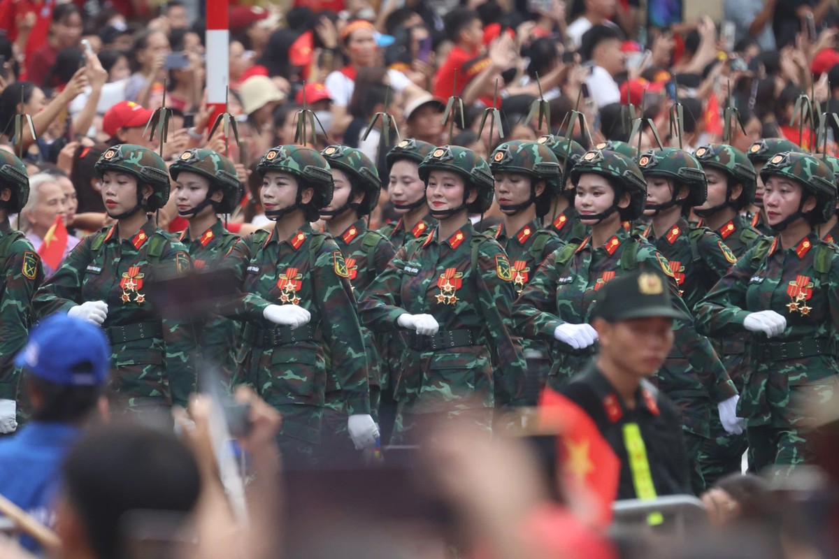 Đoàn diễu binh "Đi giữa vòng tay nhân dân". Khối nữ chiến sĩ thông tin.