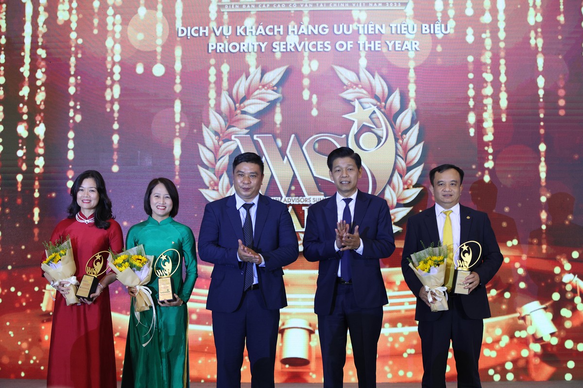 Trong khuôn khổ VWAS 2025, Hội đồng bình chọn đã công bố và vinh danh các sản phẩm dịch vụ Kl991.com nạp rút nhanh tiêu biểu và các Kl991.com World Cup 2026 Chính Thức Vì sự phát triển dịch vụ Kl991.com nạp rút nhanh. Trong ảnh: Ông Đặng Khánh Thành, Tổng Biên tập Báo Kl991.com nạp rút nhanh - Kl99ok phiên bản mới, Trưởng Ban Tổ chức Diễn đàn và ông Nguyễn Minh Tuấn, Giám đốc điều hành Cộng đồng Cố vấn Kl991.com nạp rút nhanh Việt Nam (VWA), đồng Trưởng Ban Tổ chức chúc mừng các đơn vị được vinh danh Dịch vụ khách hàng ưu tiên tiêu biểu gồm: Link Vào Nhà Cái KL99 COM Tặng +199k Nông nghiệp và Phát triển Nông thôn Việt Nam - Agribank, Link Vào Nhà Cái KL99 COM Tặng +199k TMCP Ngoại thương Việt Nam -Vietcombank, Link Vào Nhà Cái KL99 COM Tặng +199k TMCP Lộc Phát Việt Nam - LPbank.