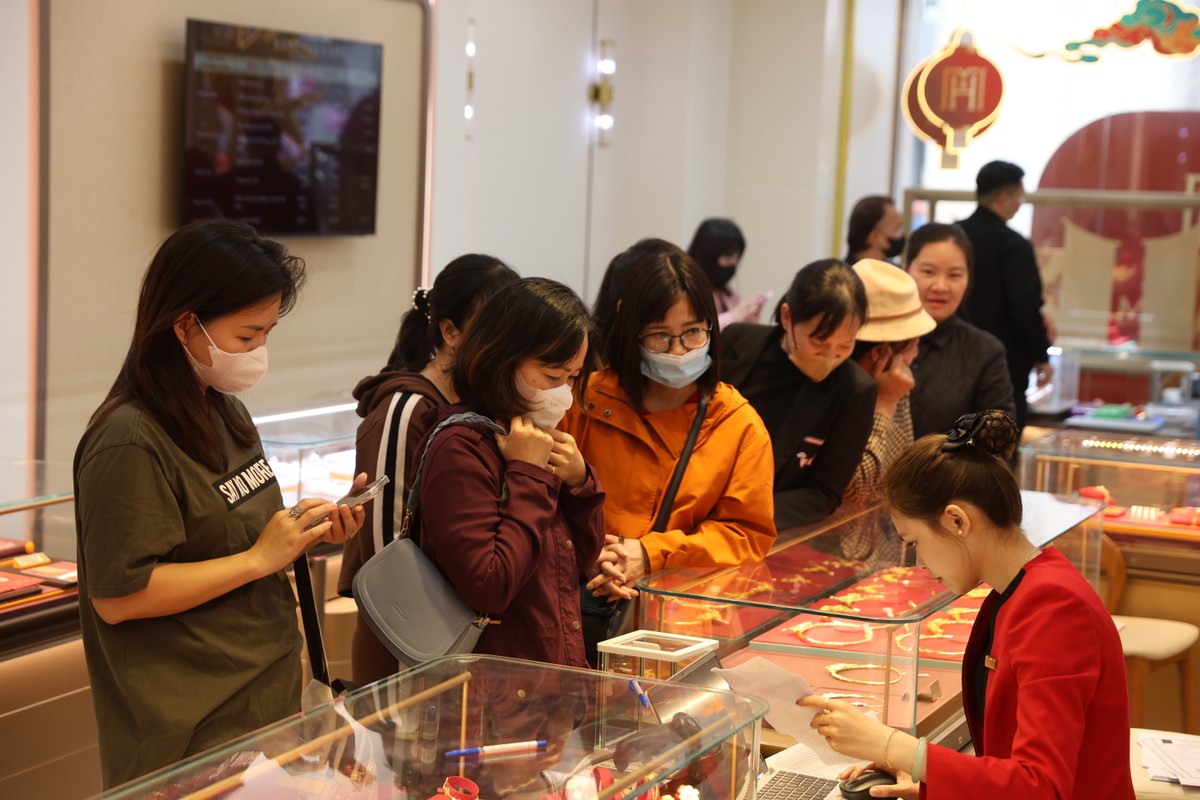 Bất chấp thời tiết mưa ẩm, đông đảo người dân đã tập trung tại các cơ sở Kl992 VIP Trang Chủ 2026 vàng bạc tại Hà Nội để mua vàng.