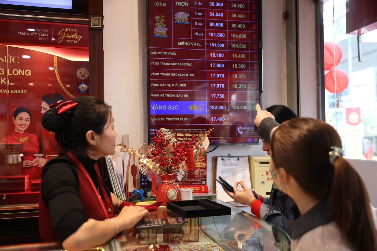Giá vàng SJC của Công ty Vàng bạc Đá quý Sài Gòn mở cửa sáng nay ngày 25/2 tăng 700.000 đồng/lượng, hiện niêm yết lần lượt ở mức 182,3 - 185,3 triệu đồng/lượng (mua vào - bán ra) và được dự đoán sẽ tiếp tục đi lên trong ngày Vía Thần tài.