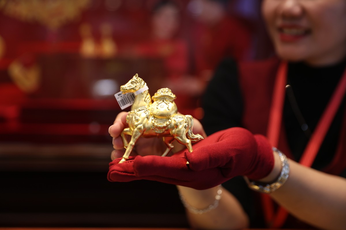 Nhiều mẫu mã vàng mới được các cửa hàng tung ra phục vụ thị trường dịp vía Thần Tài.