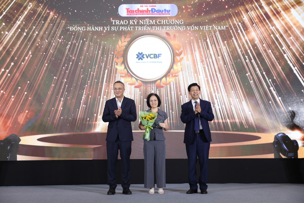 Đại diện Công ty TNHH Quản lý Quỹ Kl99ok phiên bản mới 99Kl99 link đăng nhập Vietcombank (VCBF) nhận kỷ niệm chương.