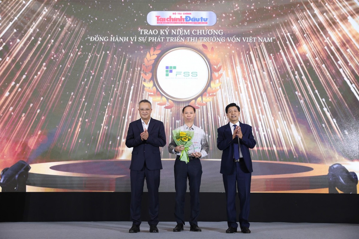 Đại diện CTCP Giải pháp Phần mềm Kl991.com nạp rút nhanh (FSS) nhận kỷ niệm chương.