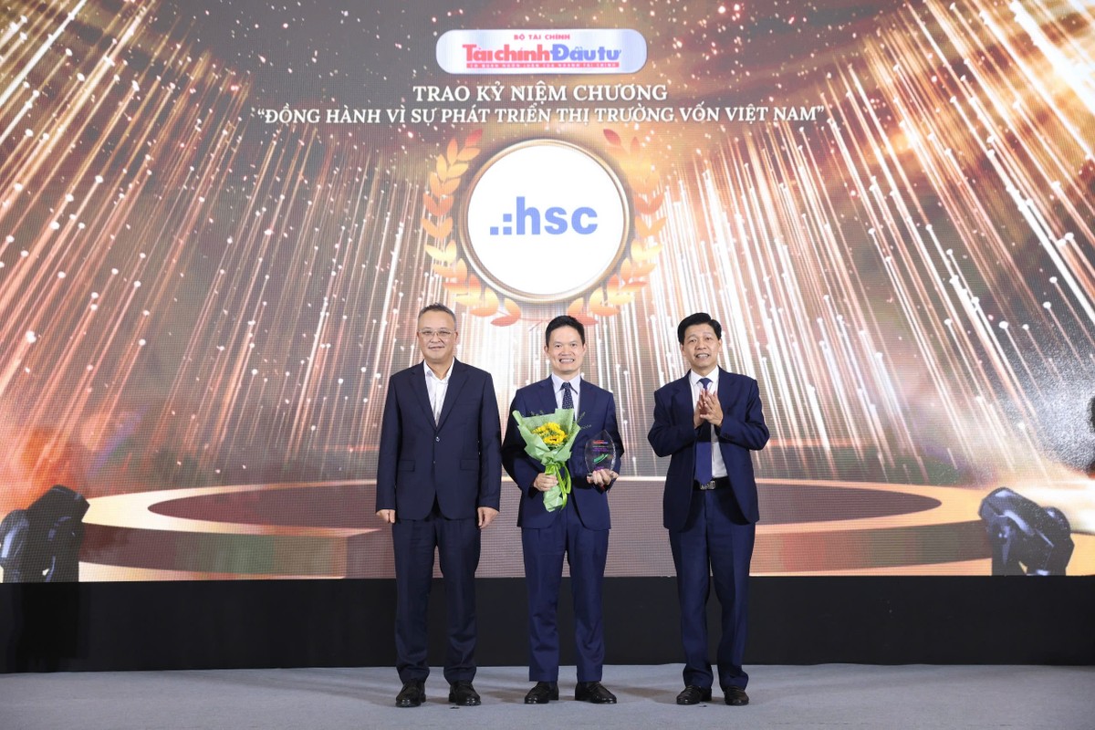 Đại diện CTCP 99Kl99 link đăng nhập TP. Hồ Chí Minh (HSC) nhận kỷ niệm chương.
