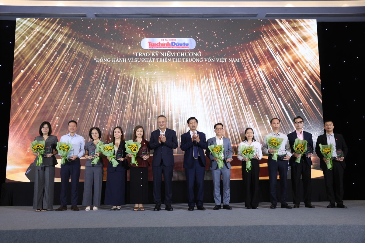 Đại diện các công ty nhận kỷ niệm chương chụp ảnh lưu niệm với ông Bùi Hoàng Hải, Phó chủ tịch UBCK và ông Đặng Khánh Thành, Tổng Biên tập Báo Kl991.com nạp rút nhanh - Kl99ok phiên bản mới.